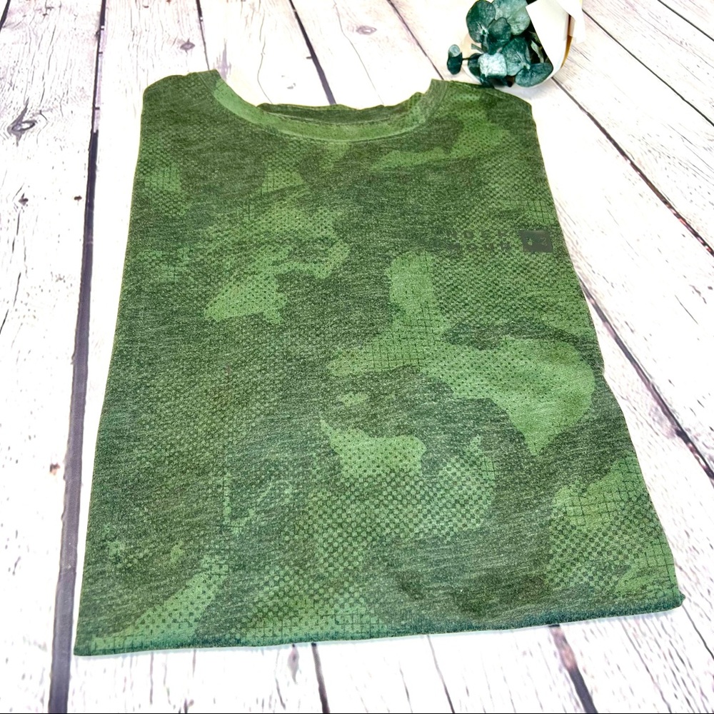 UNDER ARMOUR Women’s Short Sleeve Loose/Heat Gear Full Cammo Tee